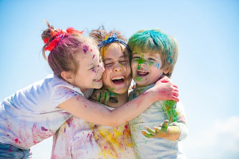 Kinderbetreuung Stadtfeste und Gemeindefest Glückliche Kinder bei Kinderbetreuung Stadtfest und Gemeindefest